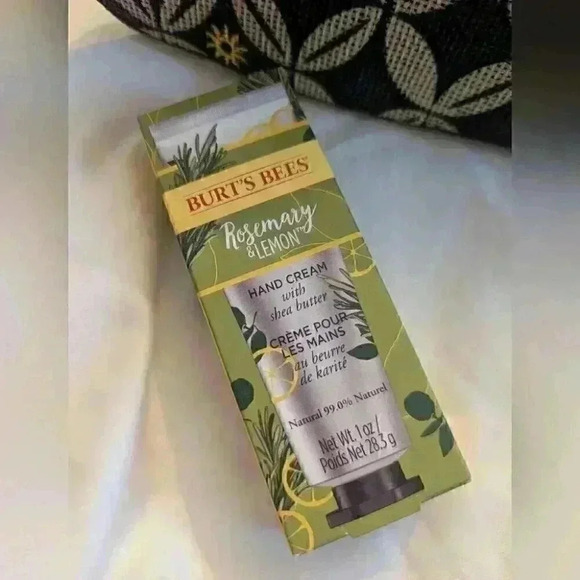 Burt's Bees Bees Natural Skincare & Cosmetics Bundle - 6 pieces bnib - Picture 4 of 6